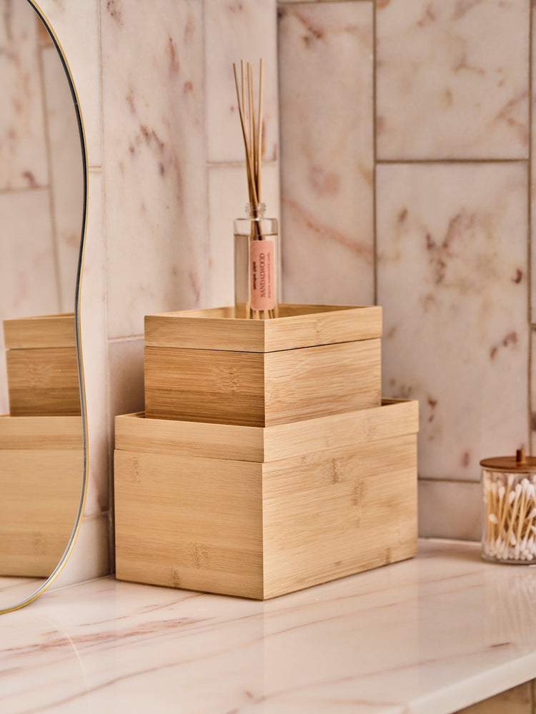 Storage box with lid