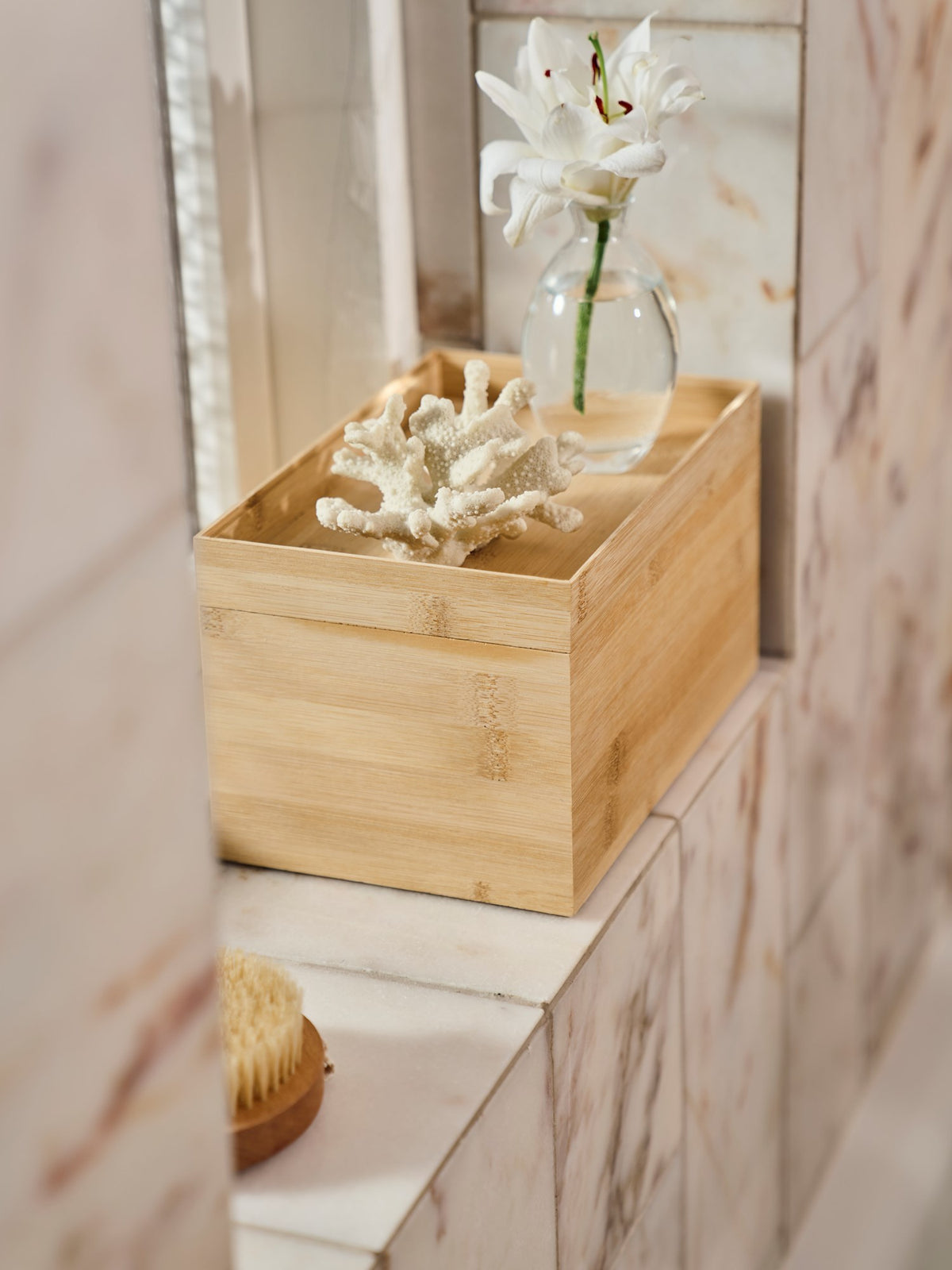 Storage box with lid