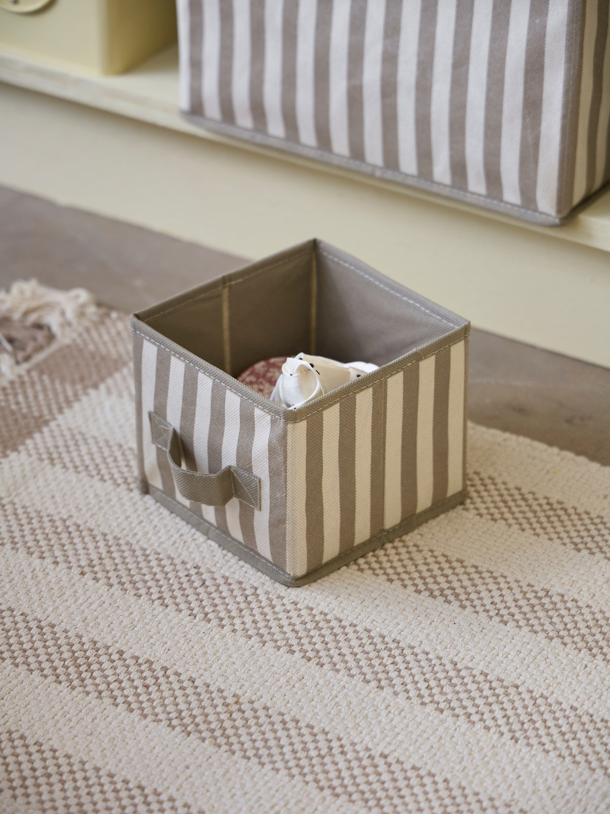 Textile storage box with handle