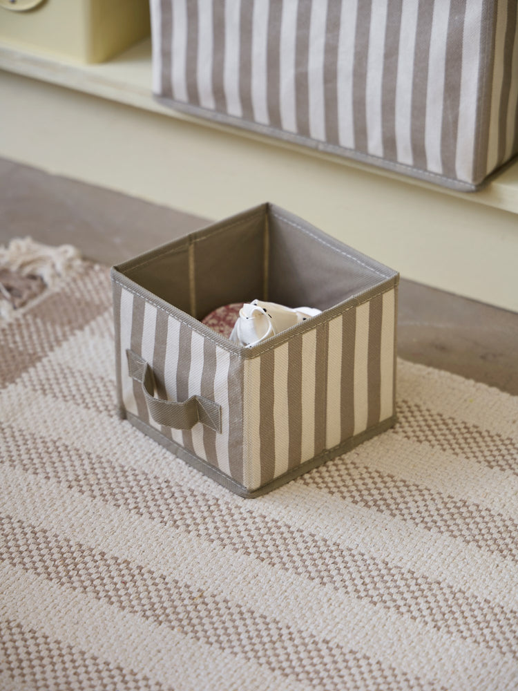Textile storage box with handle