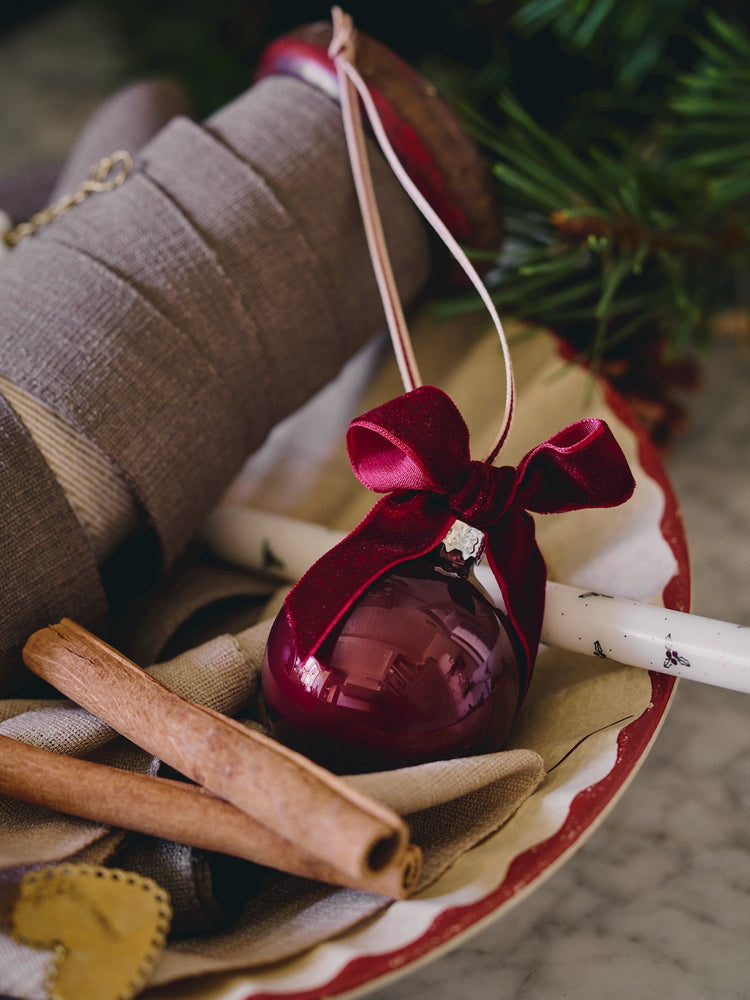 Bauble with velvet bow